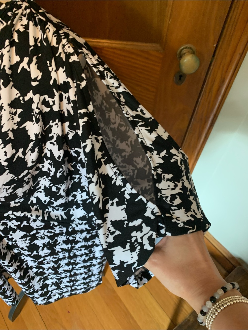 Avenue Studio Black and White Abstract Print V-Neck Top - Picture 4 of 10